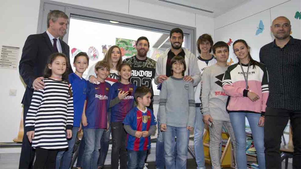 ميسي خلال زيارته لمستشفى الاطفال