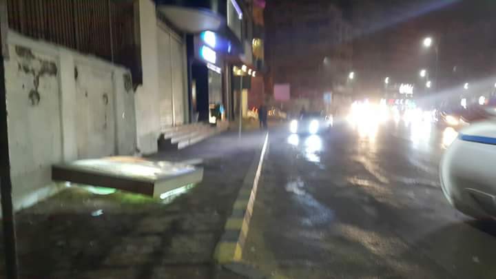 سقوط  لافتات اعﻻنات وكشك حراسة على طريق الكورنيش (2)