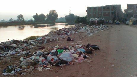 القاء القمامة على حافة النيل