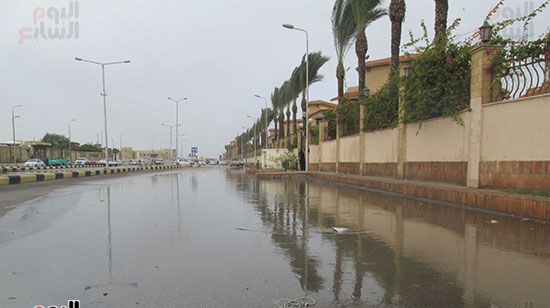    مياه الأمطار تحول مرور سيارات الملاكى بمنطقة الكورنيش