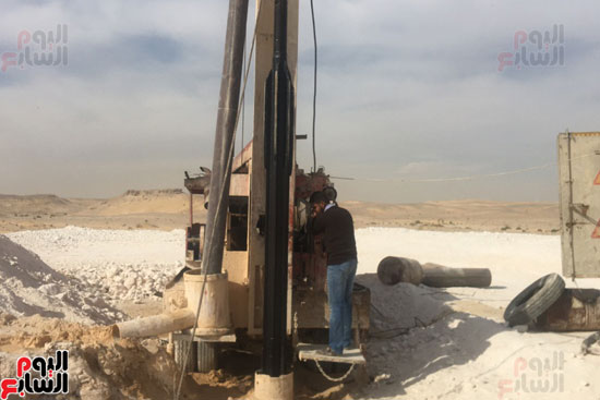 احد العاملين في حفر ابار المياه في مدينة ناصر باسيوط