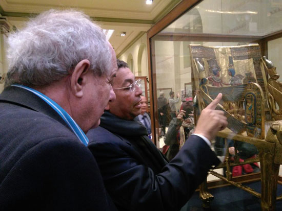 نائب-وزير-الخارجية-اليونانى-يستمع-لشرح-حول-الآثار-الموجودة-بالمتحف-المصرى