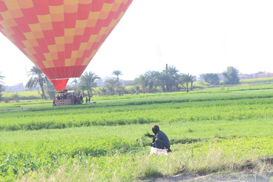 جانب من حادث البالون الذي وقع فجرا بالأقصر