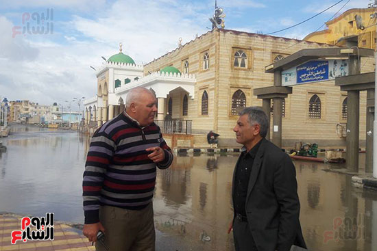 رئيس مدينة مصيف بلطيم يتابع رفع مياه الامطار