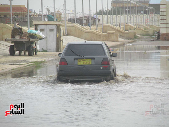    سيارات الأجرة تغرق فى مياه الأمطار