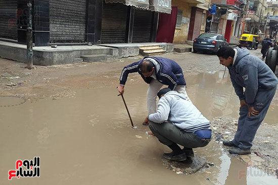 نائب رئيس مدينة دسوق يتابع ويشارك في رفع ميساه الأمطار
