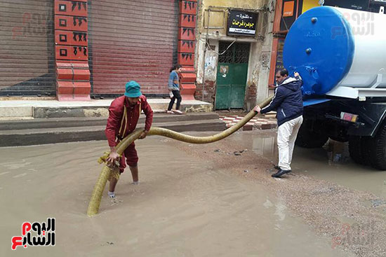 شفط مياه الأمطار بالشوارع بسيارات مجلس المدن