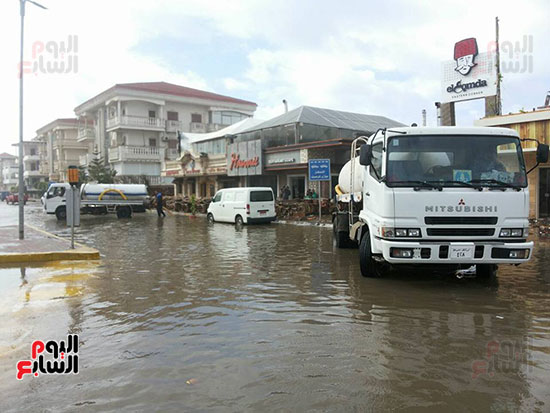  رفع مياه الأمطار من الشوارع