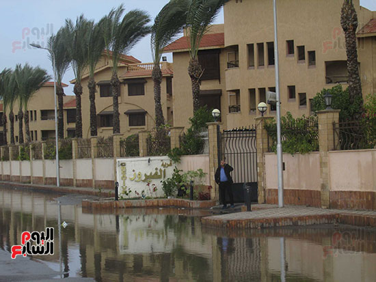   مياه الأمطار تغرق مدخل قرية الفردوس