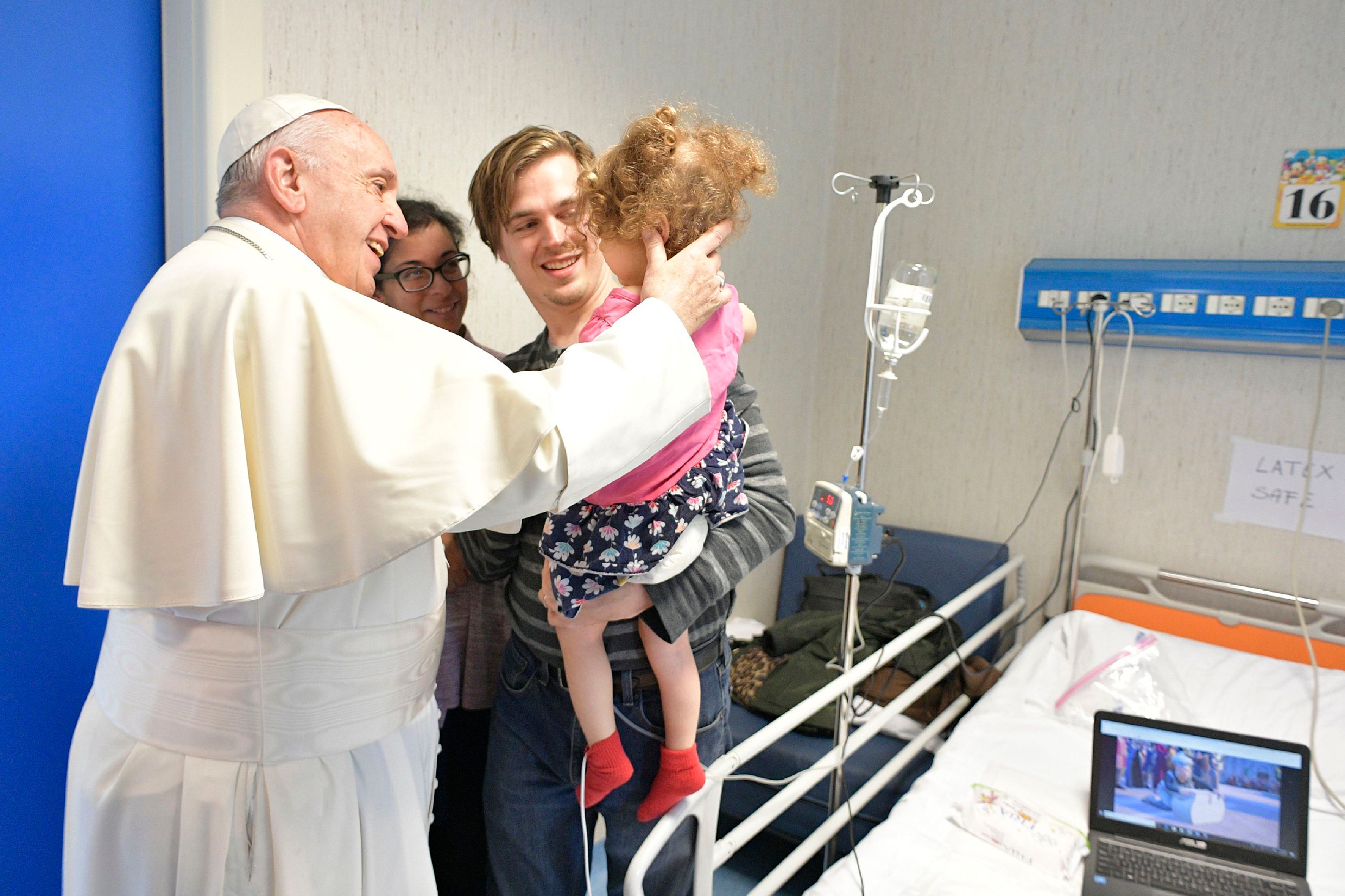  لعب الأطفال مع البابا فرانسيس 