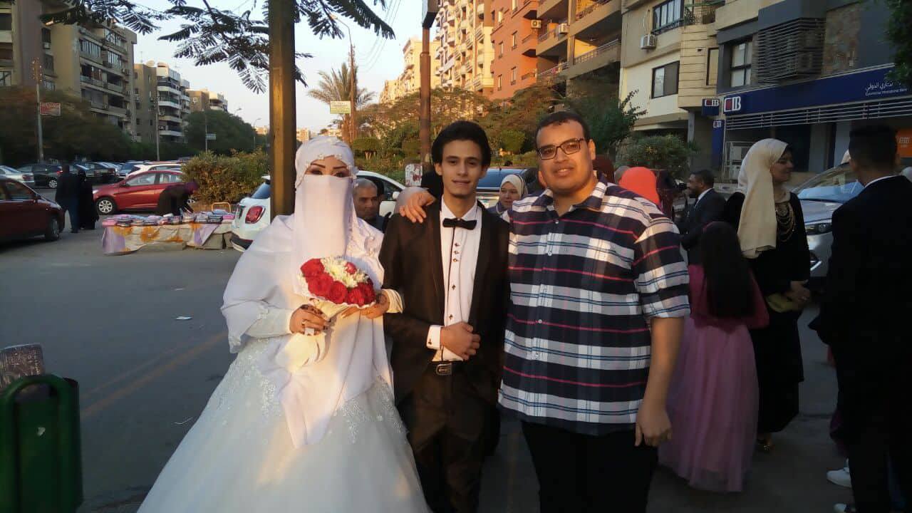 الزميل محمد تهامى مع العروسين