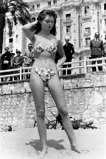 Brigitte Bardo ترتدى البكينى فى مهرجان كان السينمائى عام 1953
