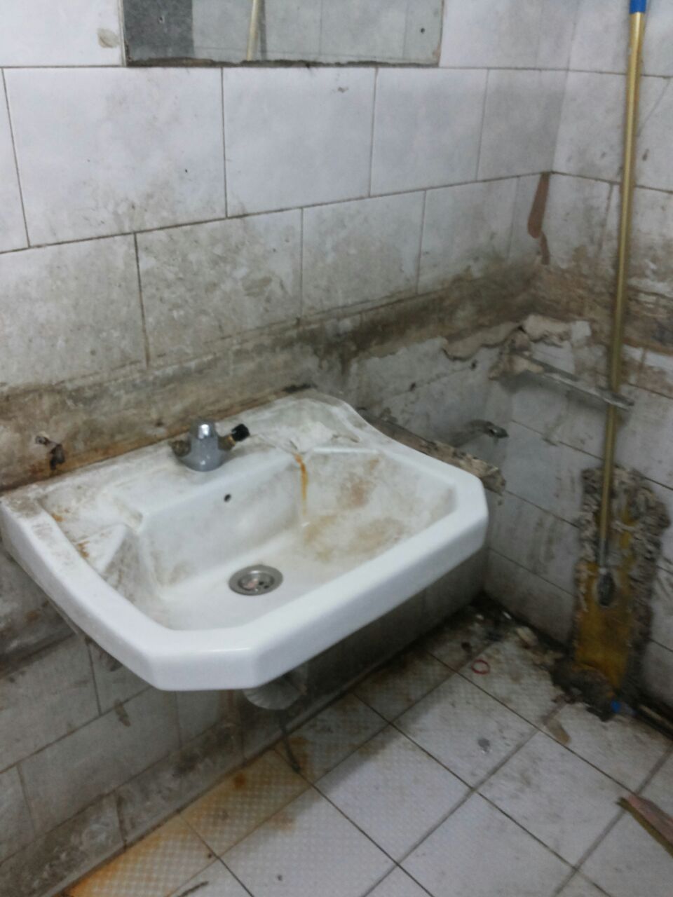 عدم صيانة الحمامات