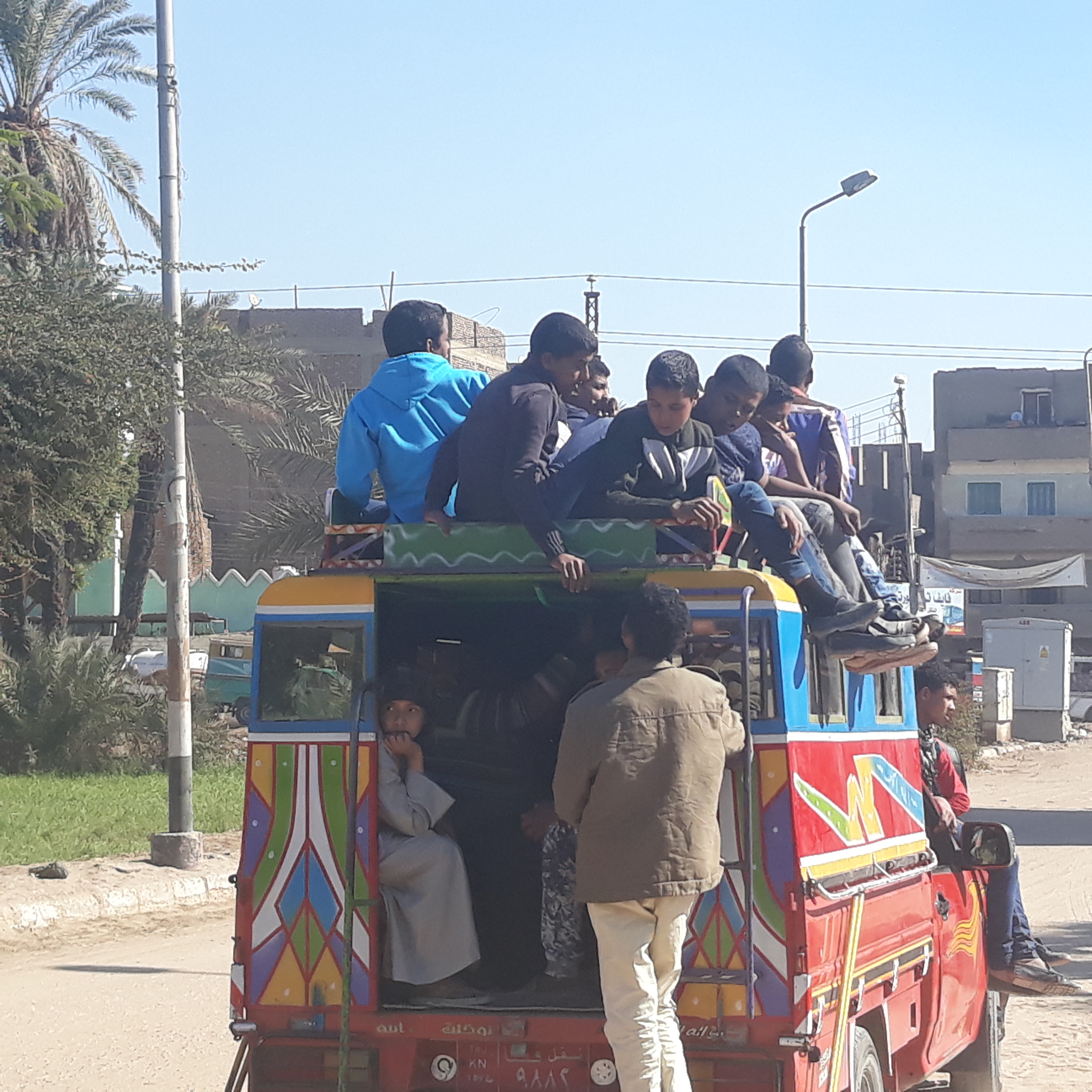 2 سيارات نقل تستخدم لنقل طلاب المدارس