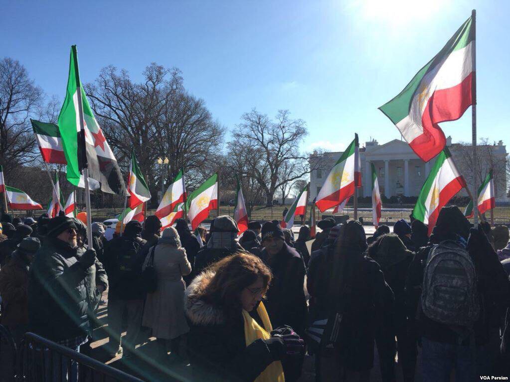 المعارضة الايرانية فى الخارج يرفعون الأعلام الإيراية