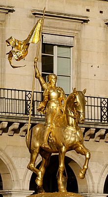 تمثالٌ من الذهب لِجان دارك في قصر الأهرام بباريس