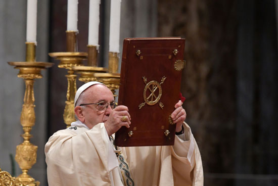 بابا الفاتيكان يحمل الكتاب المقدس بكنيسة القديس بطرس