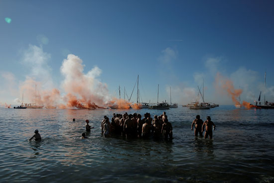 تجمعات شبابية على شاطئ يونانى للاحتفال بعيد الغطاس