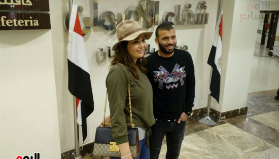 عماد متعب وزوجته في زيارة لمستشفي أورام الأقصر