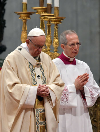 بابا الفاتيكان يؤدى طقوس احتفالات عيد الغطاس