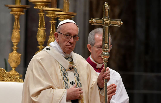 بابا الفاتيكان يحمل الصليب خلال احتفالات عيد الغطاس