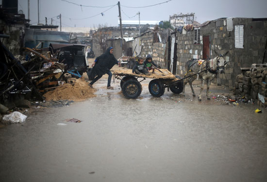 مياه الأمطار الغزيرة تغطى شوارع خان يونس الفلسطينية