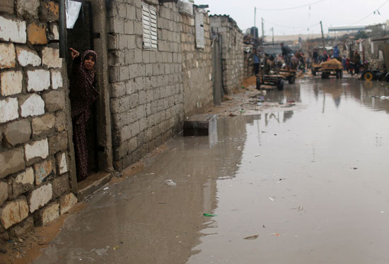 مياه الأمطار تعيق حركة المواطنين فى فلسطين