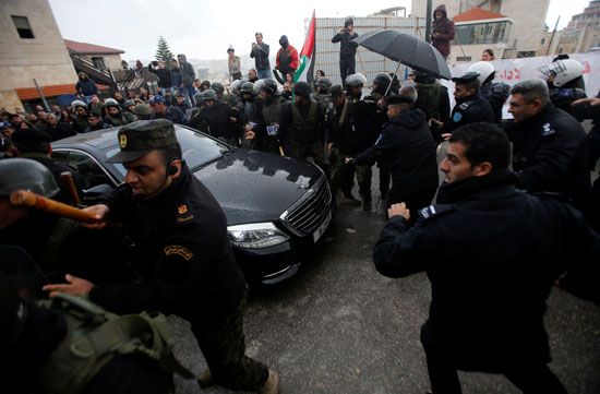 الشرطة الفلسطينية تفتح الطريق لموكب بطريرك القدس الأرثوذكسى
