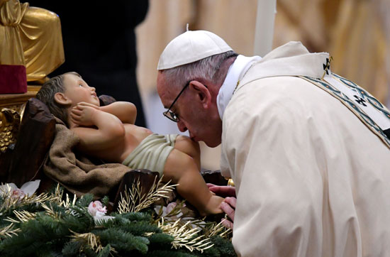 بابا الفاتيكان يقبل أيقونة دينية داخل الكنيسة