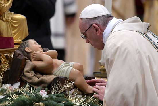 بابا الفاتيكان يقف أمام أيقونة دينية داخل الكنيسة