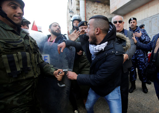 الشرطة الفلسطينية تفرق مظاهرة ضد زيارة بطريرك القدس الأرثوذكسى