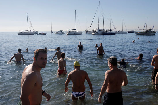 شباب يحتفلون بعيد الغطاس على شواطئ اليونان