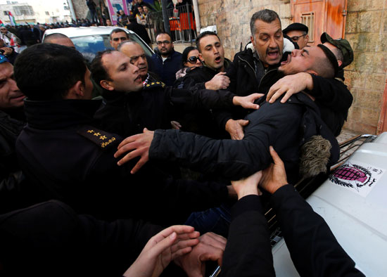 اشتباكات بين متظاهرين والشرطة الفلسطينية فى الضفة الغربية