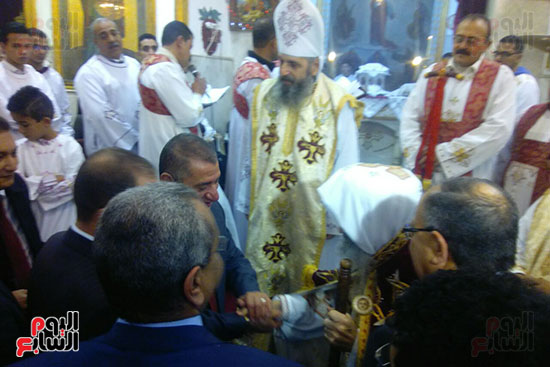 محافظ كفر الشيخ ومدير الأمن يشاركان احتفال عيد الميلاد بكنيسة مارجرجس (2)