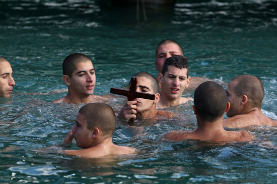 شباب يونانيين يسبحون بالصليب احتفالًا بعيد الغطاس