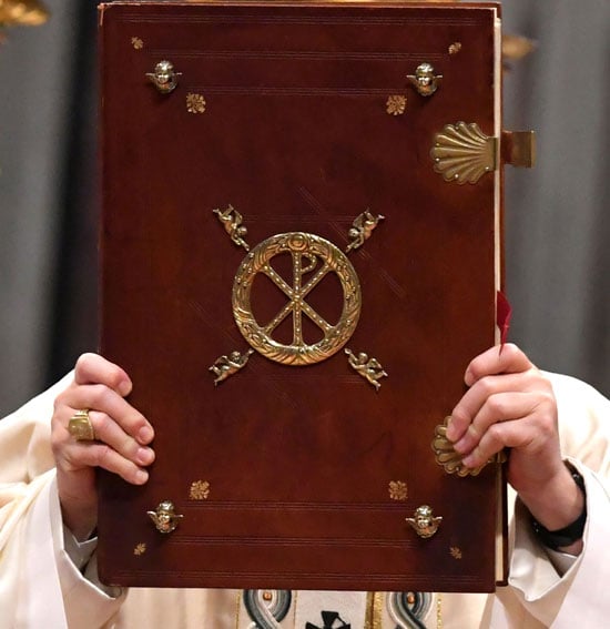 الكتاب المقدس فى يد بابا الفاتيكان