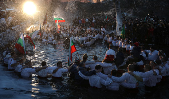 بلغاريون يحتفلون بعيد الغطاس