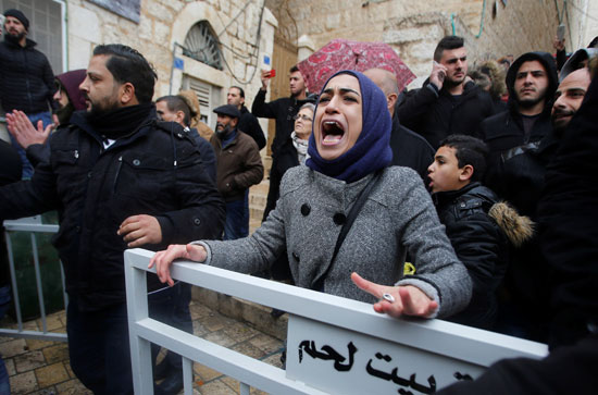 فتاة بالضفة الغربية تصرخ اعتراضا على زيارة بطريرك القدس الأرثوذكسى