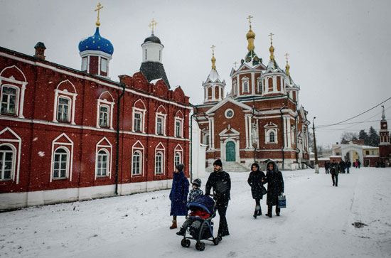 أسر روسية تتنزه رغم برودة الطقس