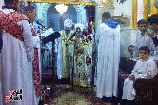 محافظ كفر الشيخ ومدير الأمن يشاركان احتفال عيد الميلاد بكنيسة مارجرجس (6)