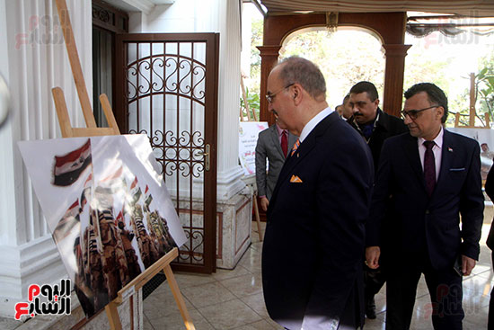 سفير العراق فى القاهرة يتفقد صور احتفالية السفارة العراقية بعيد النصر