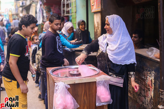 أم-صالح-بائعة-غزل-البنات-(3)