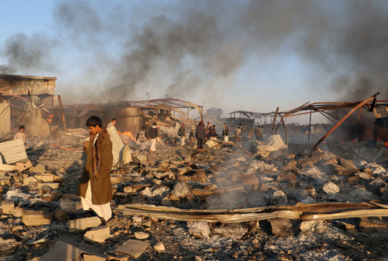 انبعاث الدخان إثر القصف الجوى لمواقع الحوثيين