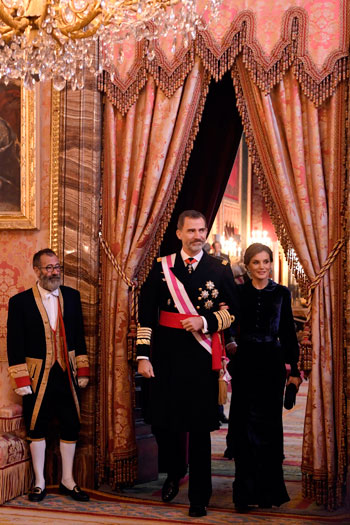 ملك إسبانيا وزوجته يحضران احتفالات عيد الغطاس