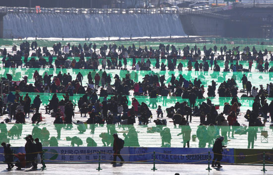 مهرجان الصيد الجليدى السنوى فى كوريا الجنوبية