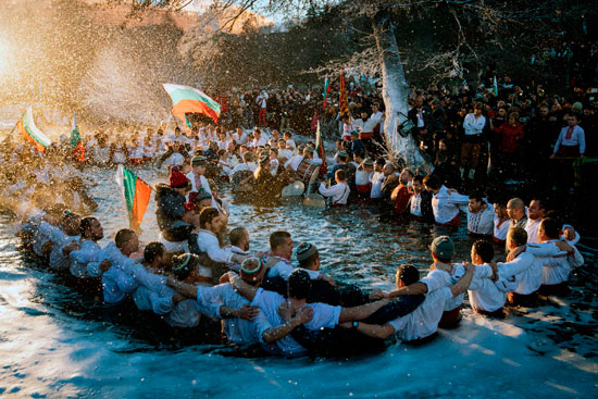 رقص وغناء فى بلغاريا احتفالًا بعيد الغطاس