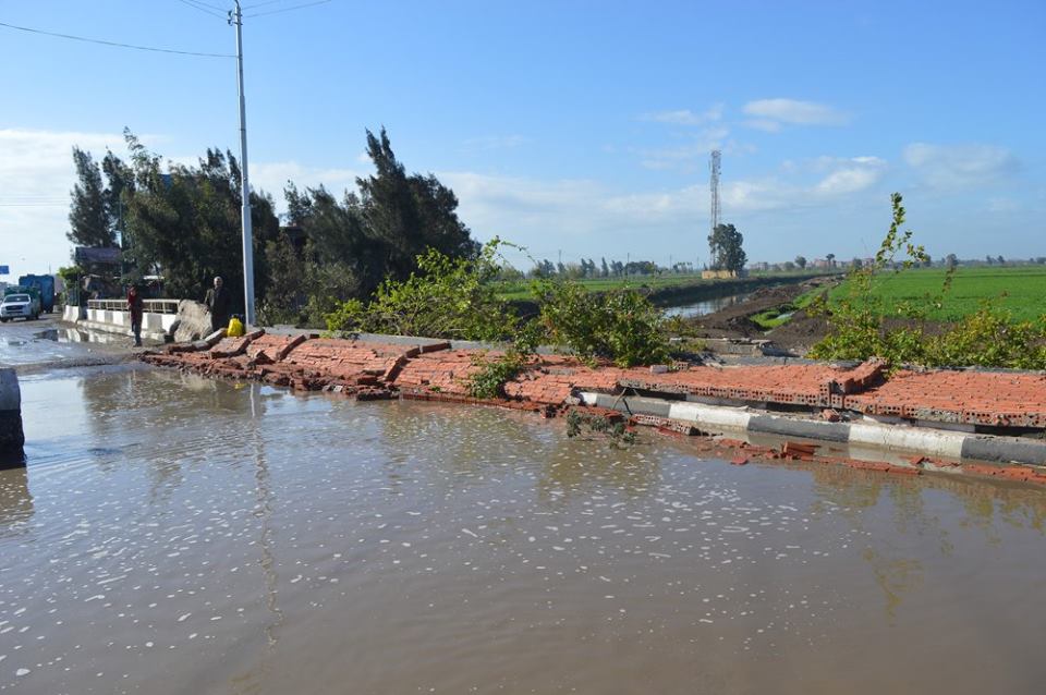 مياه الإمطار تهدم أحد الأسوار بمدخل محافظة كفر الشيخ