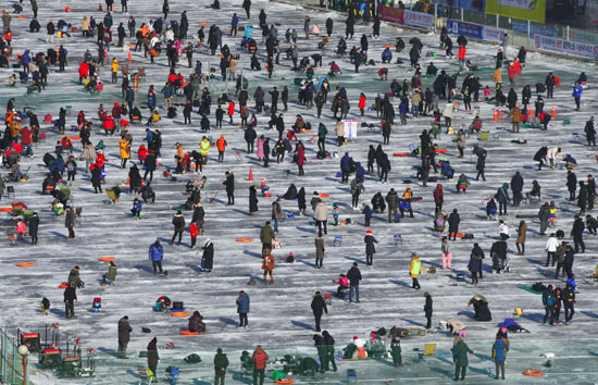 آلاف المشاركين فى مهرجان الصيد بكوريا الجنوبية