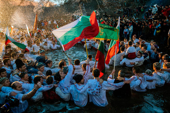 بلغاريون يرفعون علم بلادهم ويرقصون فى النهر