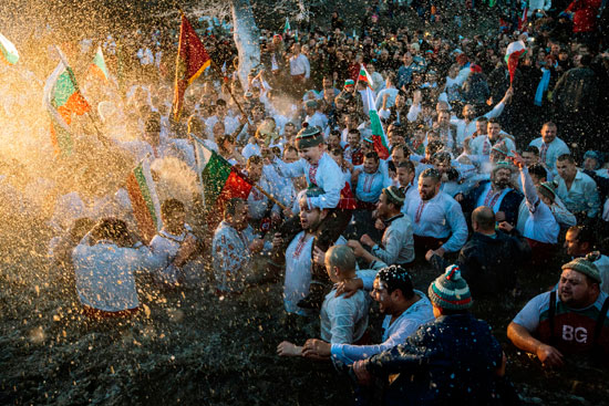 رجال يرقصون فى النهر احتفالات بعيد الغطاس ببلغاريا